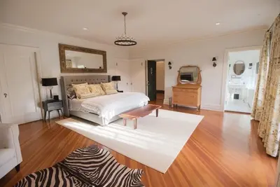 Image de The Roosevelt Room at Rushmore Estate in Woodbury Ny Bed and Breakfast