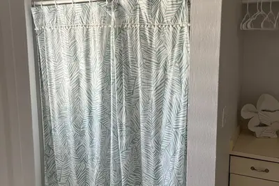 Image de Private peaceful updated Cottage with backyard views.