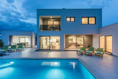 Modern Villa Ol&Ju for 9 persons in Pula only 1. 5 km from the beach with Pool Heating