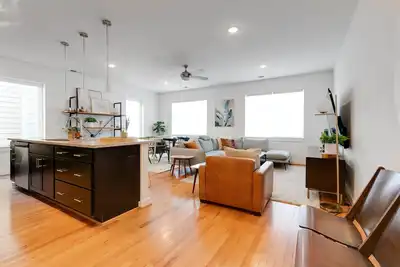 Image de Elegant 3-Bedroom Home with Stunning Rooftop Deck & Dining Area