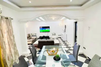 Image de maison de ville de 5 chambres avec piscine