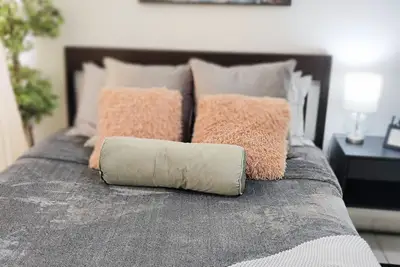 Image de Entire-Lake View Condo 3bd/1bath plus Parking and office