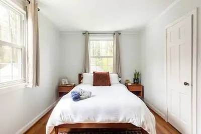 Image de Sunny 2 bedroom cottage minutes from downtown!