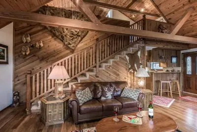 Image de Mountain vibes! 3 decks, hot tub, all-weather outdoor room, close to Midtown