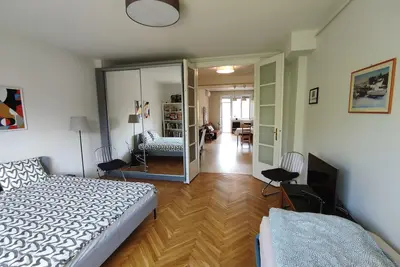 Image de Spacious air-conditioned flat with park view and neighborhood vibes