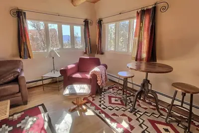 Image de Rock Art Retreat—A gorgeous estate full of petroglyphs and colorful artwork.