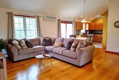Image de Stylish Getaway: Owners Suite, Game Room, Mountain Views, Close to Attractions