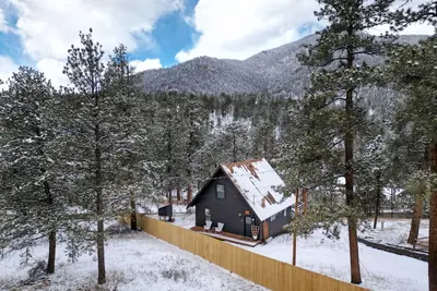 Image de Escape to a Serene Mountain Getaway: Your Perfect Retreat Awaits in Evergreen Co