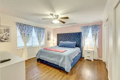 Image de Close to Downtown Family & Pets!