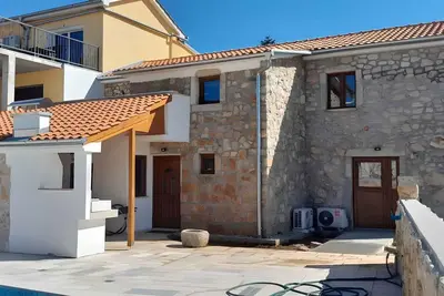 Image de Villa avec grande piscine accessible en fauteuil roulant