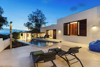 Image de Villa Brasa\nLuxe villa met infinity pool en prachtig zeezicht