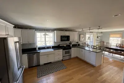 Image de Comfortable Edgartown Home-Pet Friendly. Hot Tub & Pool Table