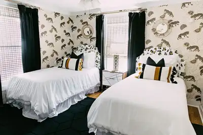 Image de Morgan's Tiger Den by Pettigrew Adventures