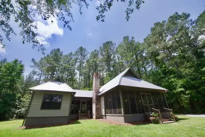 Image de A quiet peaceful  getaway that is surrounded by beautiful trees and  wild life.
