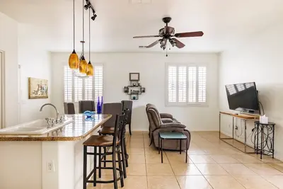 Image de Clean and Comfy 4brm Phx Home with Putting Green!