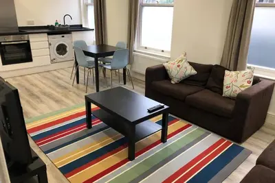 Image de 2-Bed Apt, Sleeps 6 with Parking, 30 min to London