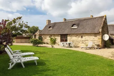 Image de \"Chaumière Ty Plouz\" avec terrasse privée, jardin privé et Wi-Fi