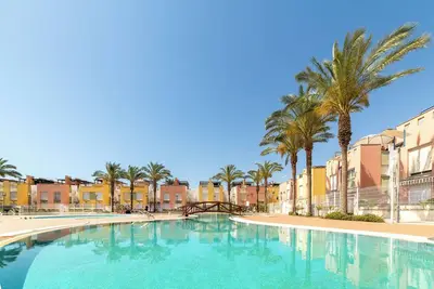 Image de Appartement 'Laguna Beach Vera' avec piscine partagée et bain à remous privé