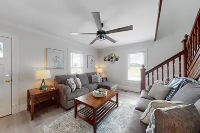 Image de Remodeled home with firepit, pool, washer/dryer, Tv, grill, yard, & patio