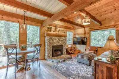 Image de 2-story mountain cabin with loft and fireplace, deck, streaming, washer/dryer