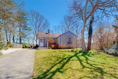 Image de Lakefront home with beautiful views, water access, paddleboards & firepit