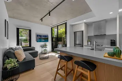 Image de Beautiful Boutique Home with Parking Near Qv Market