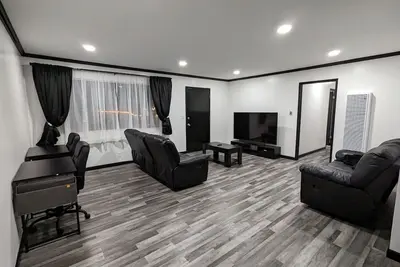 Image de 3 bedroom with 4 beds, 2 bathroom. Central to Los Angeles Metro Area, 7123