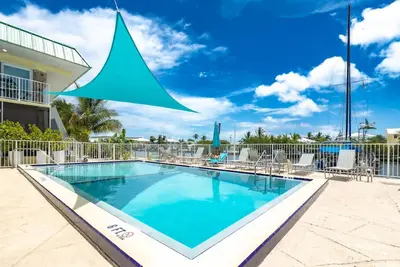 Image de Reel Escape 2: Charming 2nd Floor Condo in Marathon, Dock, Ramp, Shared Pool & Close to Everything!