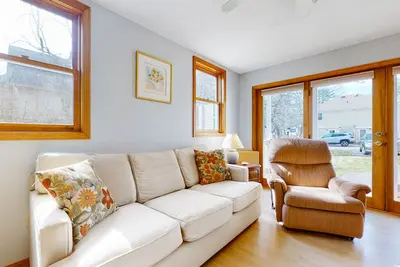 Light-filled home with multiple decks - walk 3 blocks to Long Sands Beach