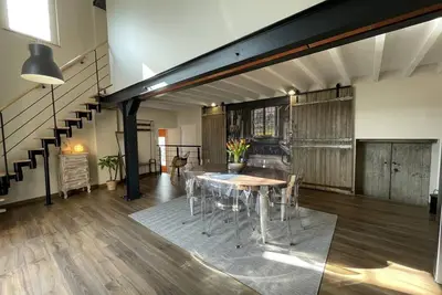 Image de Gîte Contemporain pour 4 avec Piscine Chauffée et Bureau à Proximité des Sites Historiques