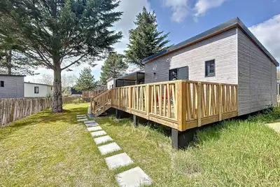 Image de Chalet cosy avec piscine chauffée, terrasse et parking à 2 pas de la plage de Jullouville