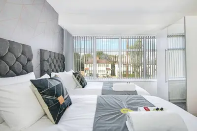 Image de Sca-Big House 9min to Nec - Sleeps 7 - Park 3 vans