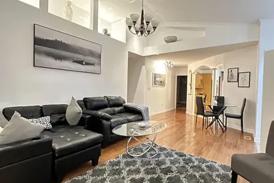 Image de Detached private bungalow, sleeps10, 4min to lake/downtown, No Stairs/10 carpark