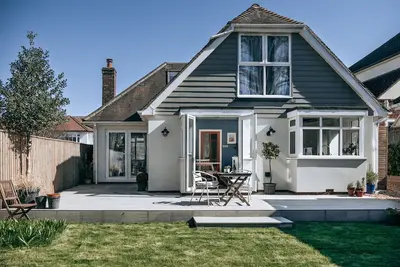 Image de Aurora- Three bedroom home in Southbourne with garden and parking