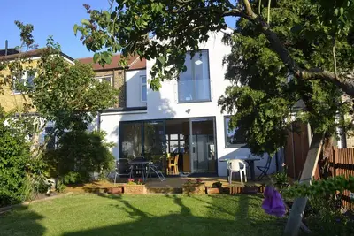 Image de 5 bedroom sunlit family house with garden