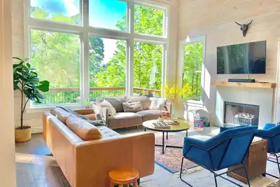 Image de Modern Blue Cabin Retreat w/Mtn Views, Arcades & 5min to Downtown - Sleeps 10