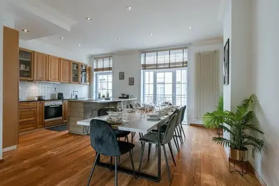 Image de Huswell - Beautiful and spacious vacation home with parking