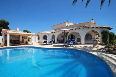 Image de Villa confortable avec piscine privée et cuisine d'été