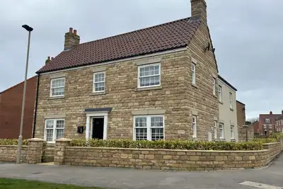 Image de High Mill House, character holiday cottage, with a garden in Scalby