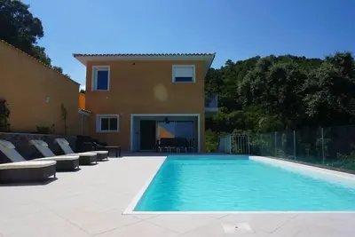 Image de Villa à Solenzara avec Piscine et Vue Mer