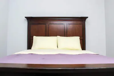 Image de Forget your worries in this spacious and serene space. Legal Basement suite