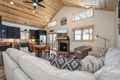 Image de Hilltop Hideaway, Sleeps 7, Hot tub, and fire pit! !