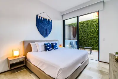 Resort apt 1 block from beach with patio, rooftop pool, gym, kitchenette, & Ac
