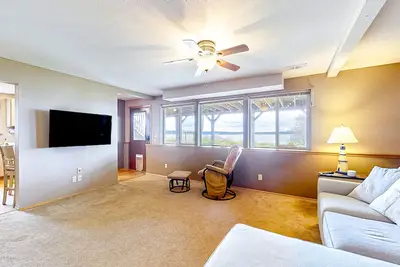 Image de Soundside retreat with fireplace and sunrise views of Puget Sound & Mt. Baker