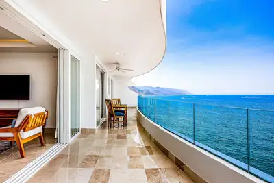 Image de Oceanfront 9th-floor condo with balcony, water views & pool