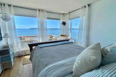 Image de Waterfront Getaway: Cozy Fireplace, Beachfront Deck, Kayaks, Full kitchen!