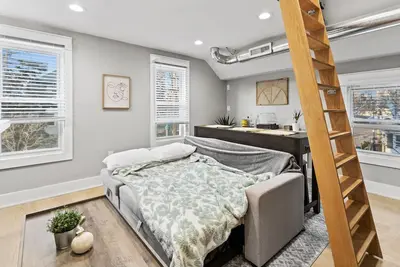 Image de Live in Chic and Comfort: Experience Our Thoughtfully Designed 1 Bed with Loft!