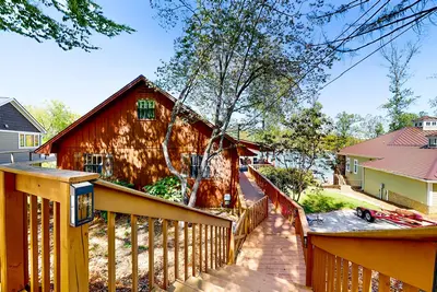 Image de Charming dog-friendly lakefront home w/dock, firepit, huge deck