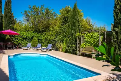 Image de ancienne grange rénovée avec piscine privée