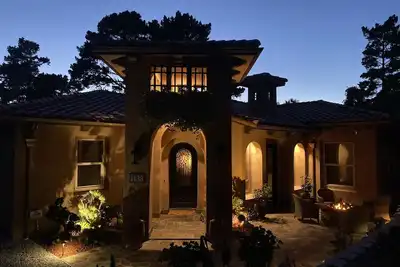 Image de New 2, 638 sf custom built Tuscan Style home in Pebble Beach.